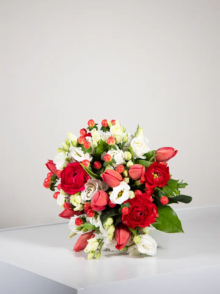 Bouquet fiori bianchi e rossi close up